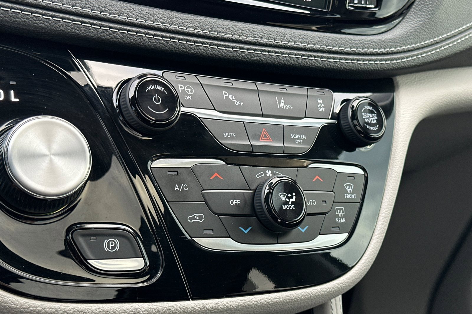 Used 2023 Chrysler Pacifica Limited w/ Uconnect Theater Family Group image 25