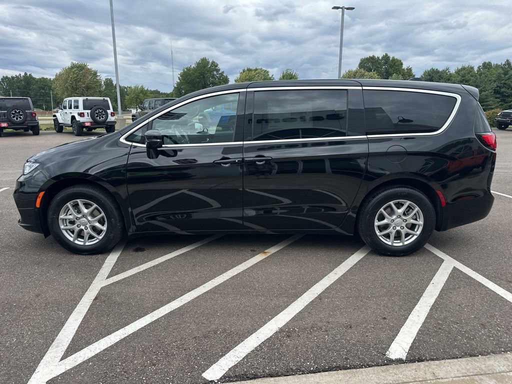 New 2026 Chrysler Pacifica Select image 5
