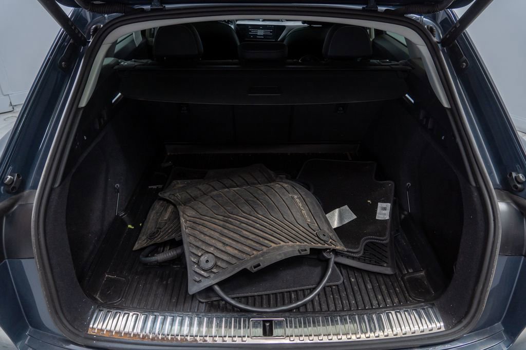 Used 2024 Audi Q8 e-tron Premium image 28