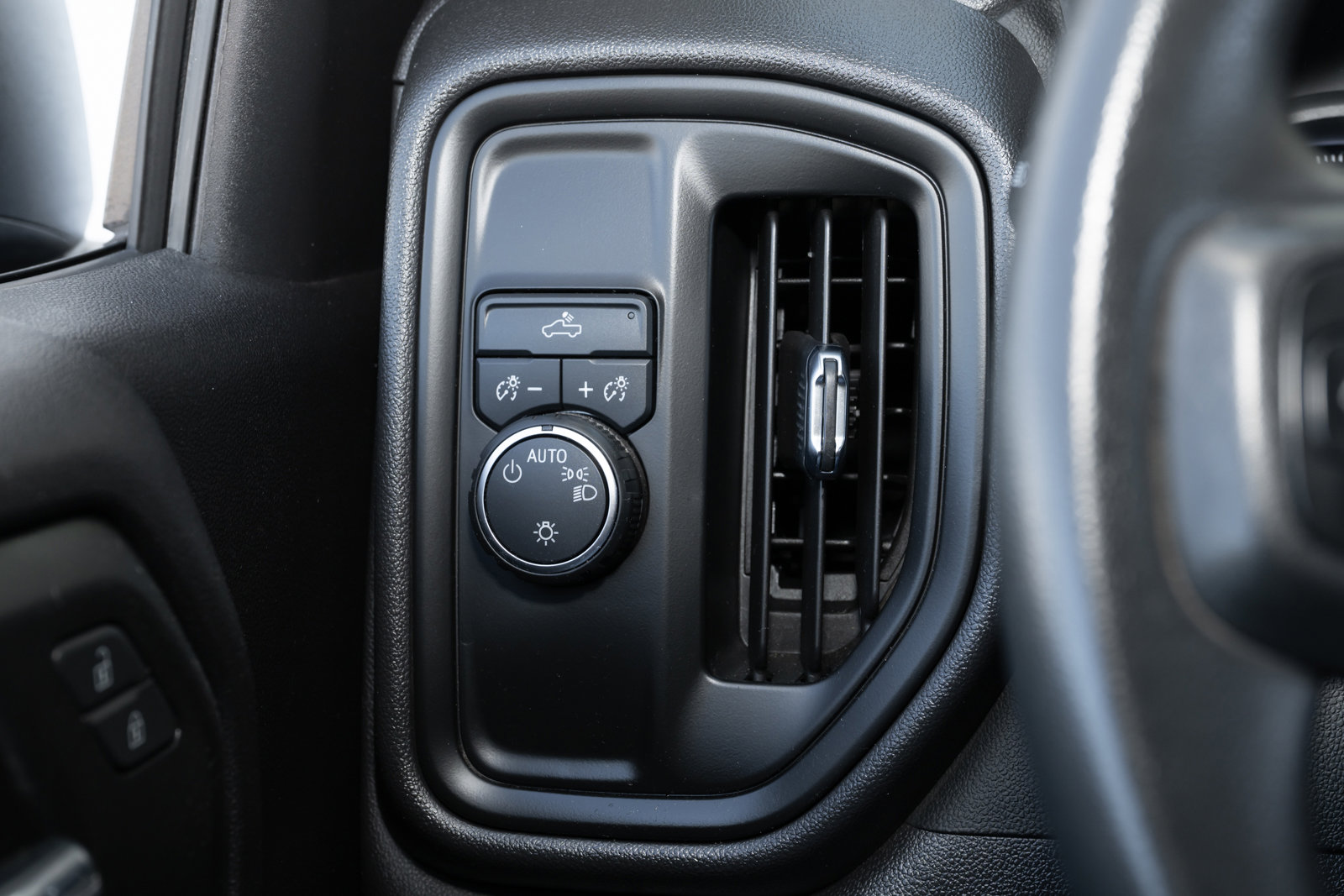 Used 2024 Chevrolet Silverado 1500 Custom image 40