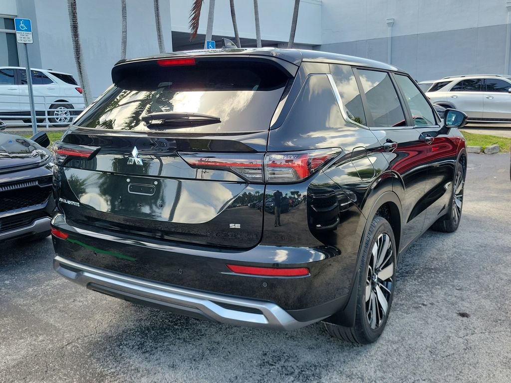 New 2025 Mitsubishi Outlander SE image 4