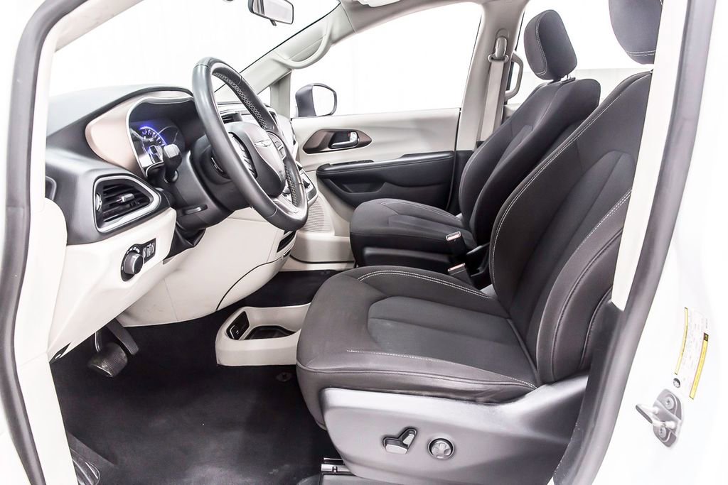 Used 2022 Chrysler Voyager LX image 26