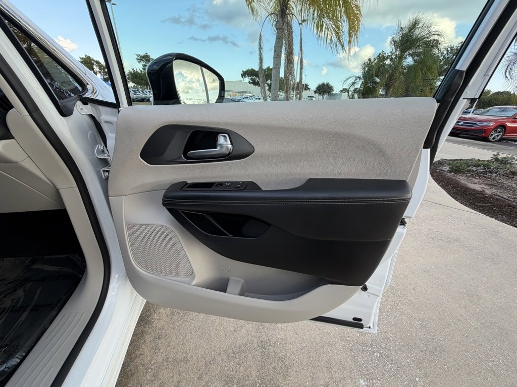 Used 2024 Chrysler Pacifica Touring-L image 31