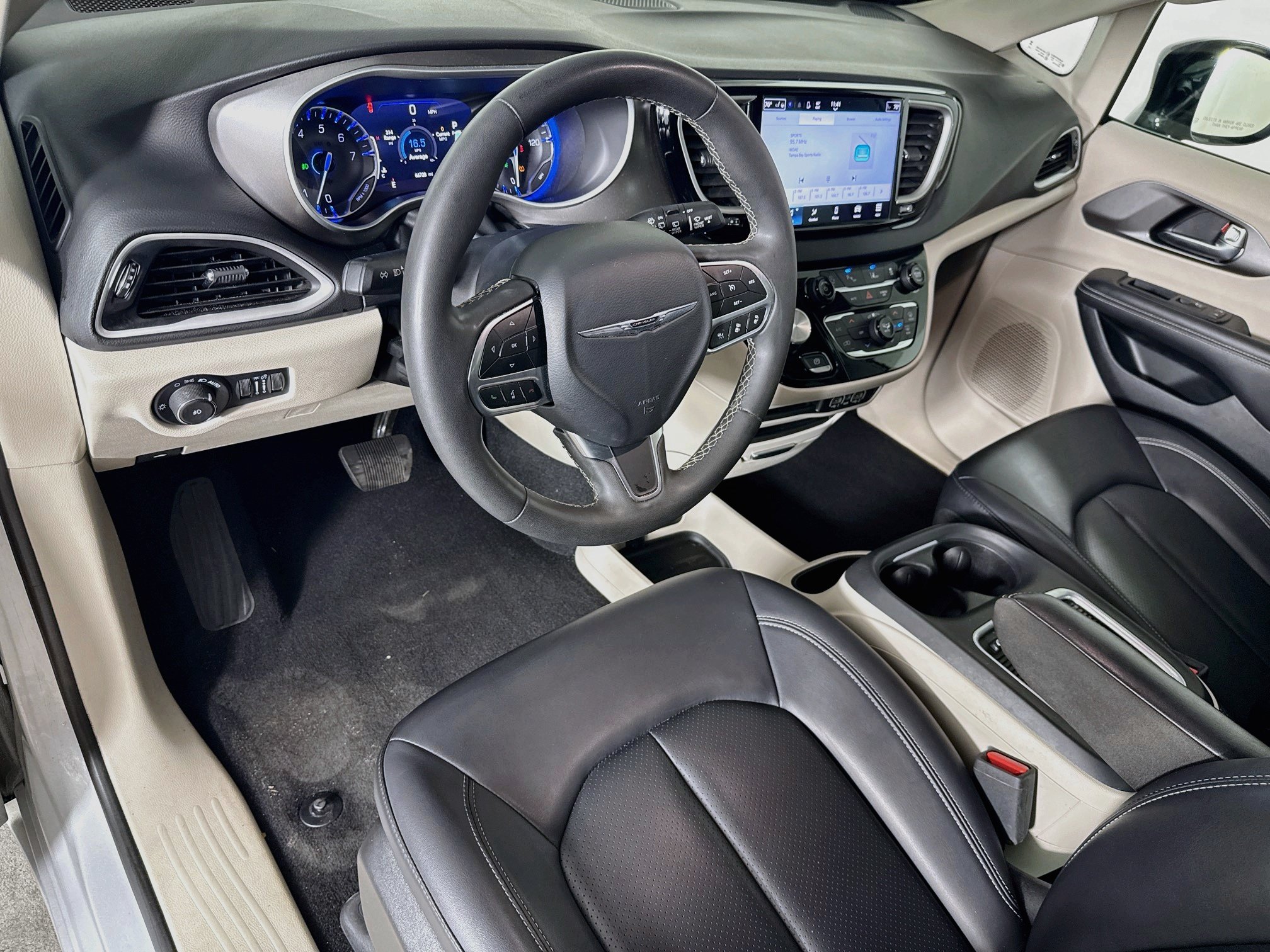 Used 2024 Chrysler Pacifica Touring-L FWD image 8