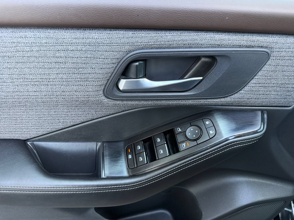 Used 2023 Nissan Rogue SV FWD image 11