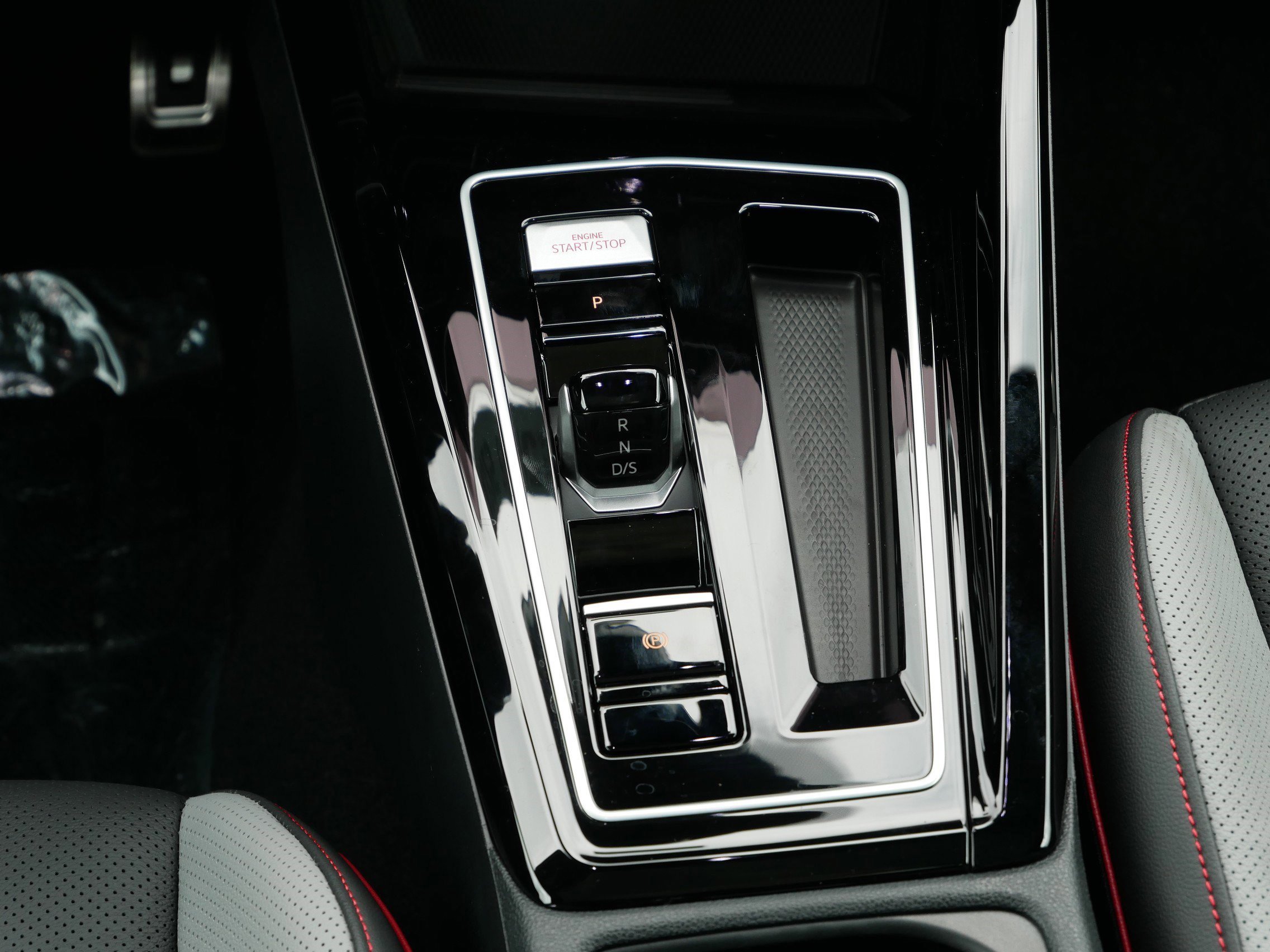 New 2025 Volkswagen GTI SE FWD image 11