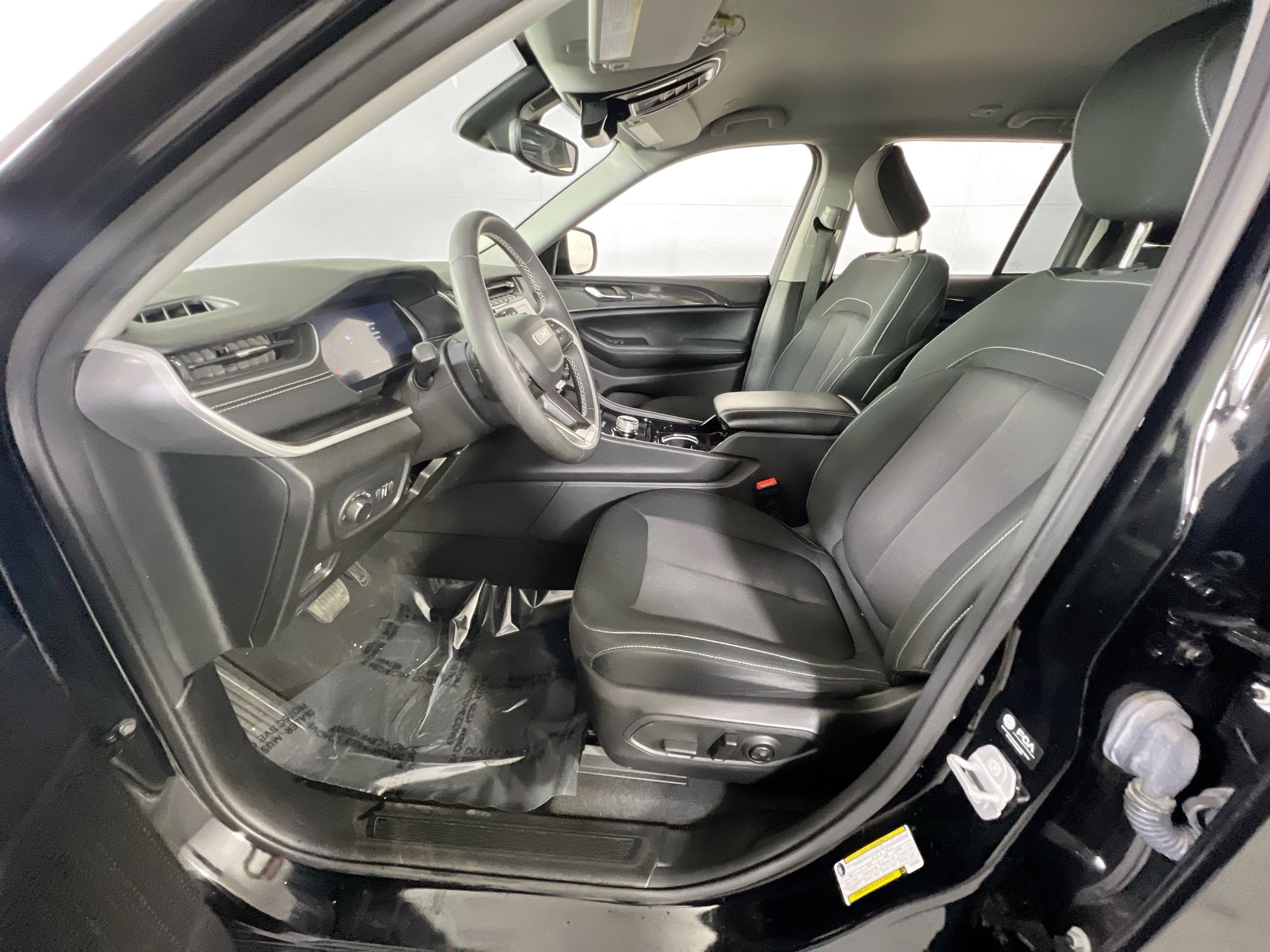 Used 2023 Jeep Grand Cherokee Laredo AWD/4WD image 19