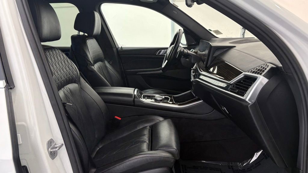 Used 2025 BMW X5 xDrive50e image 24