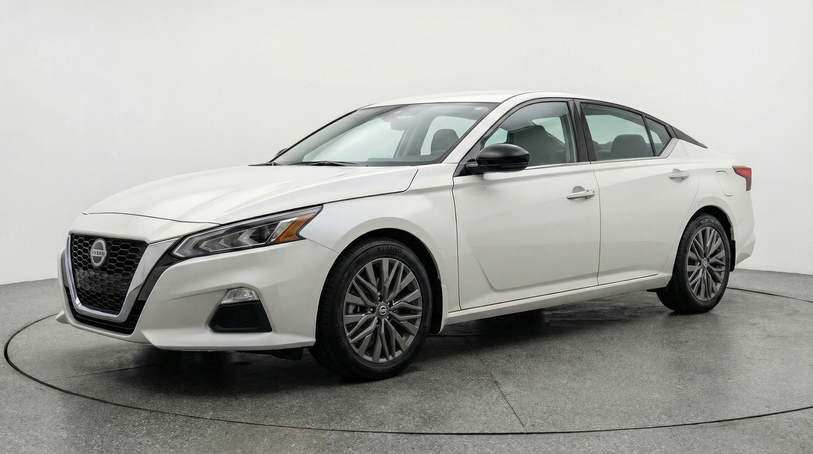 Used 2025 Nissan Altima 2.5 SV image 3