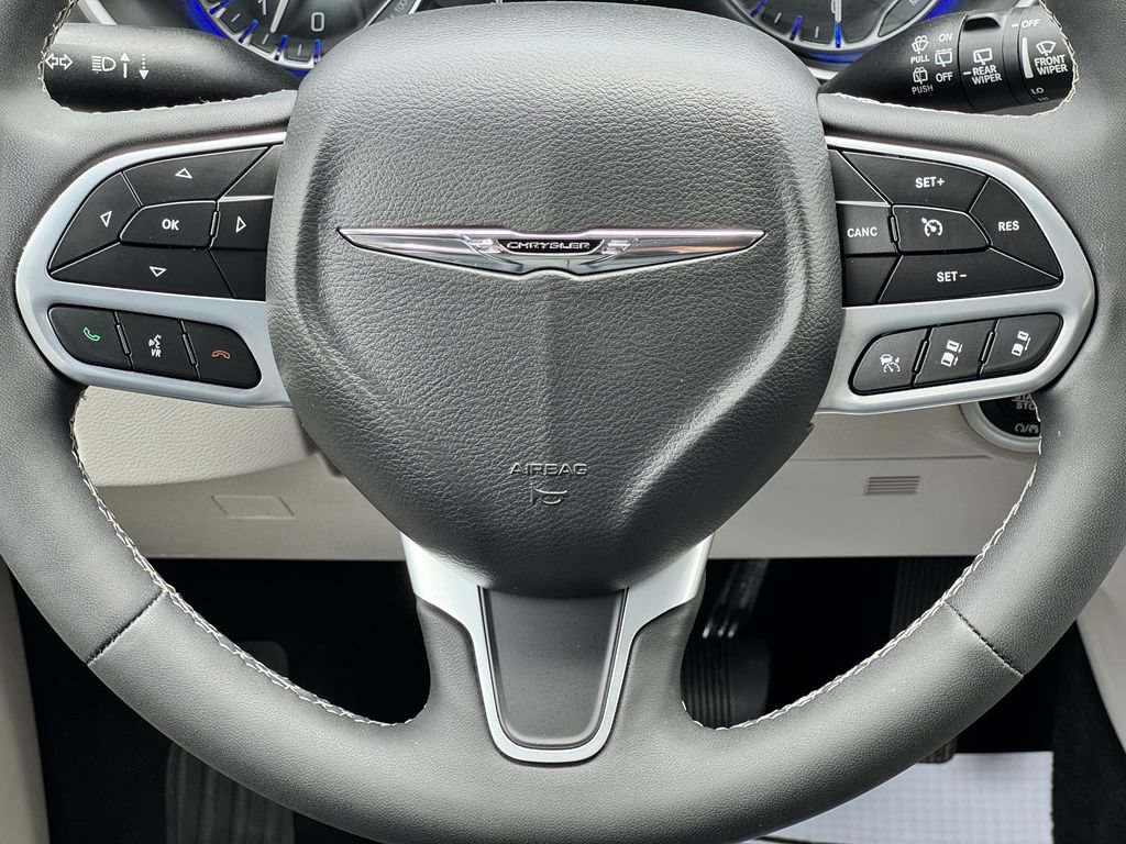 Used 2023 Chrysler Pacifica Touring-L AWD/4WD image 21