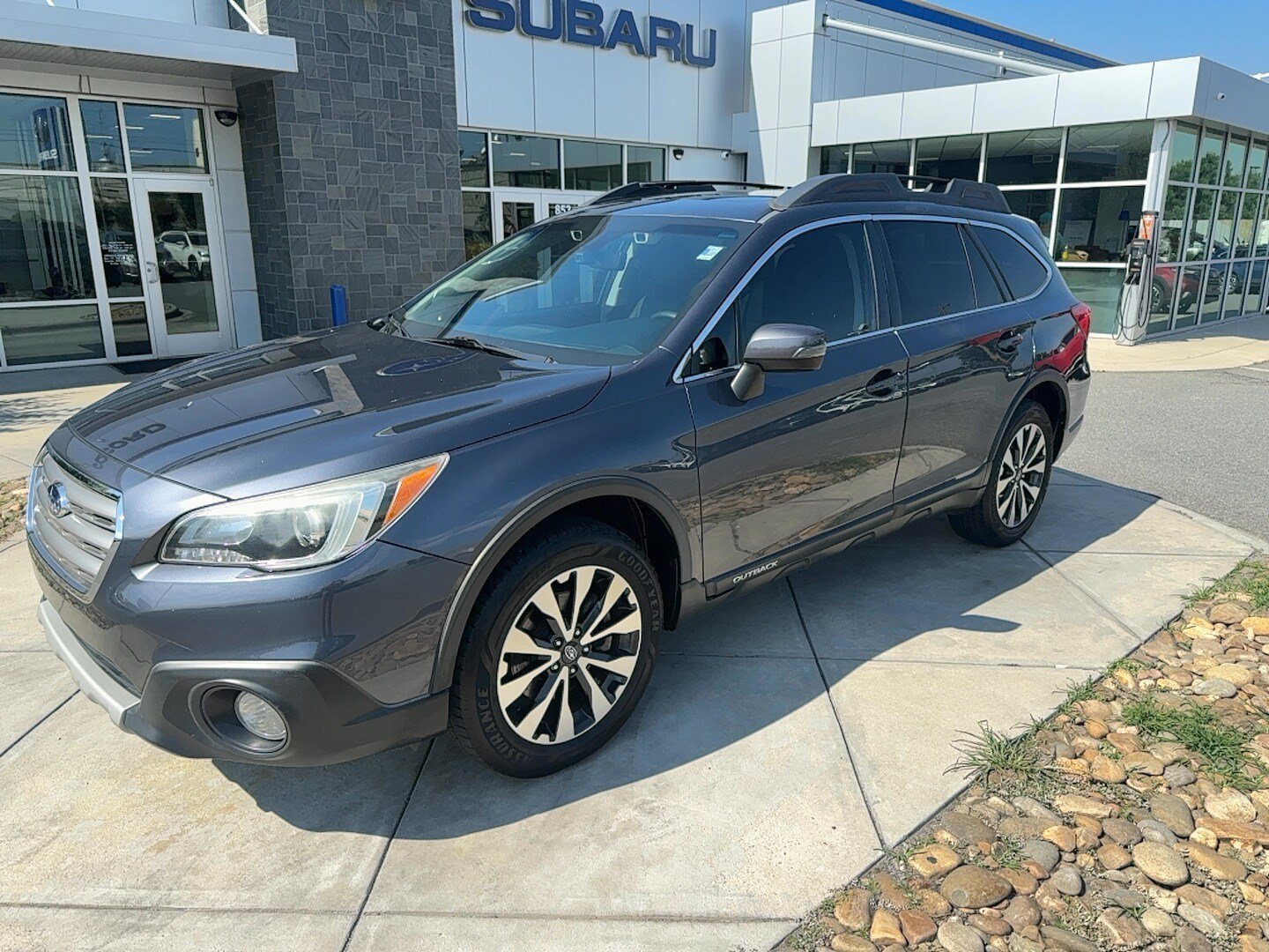 Used 2017 Subaru Outback 3.6R Limited AWD/4WD image 2