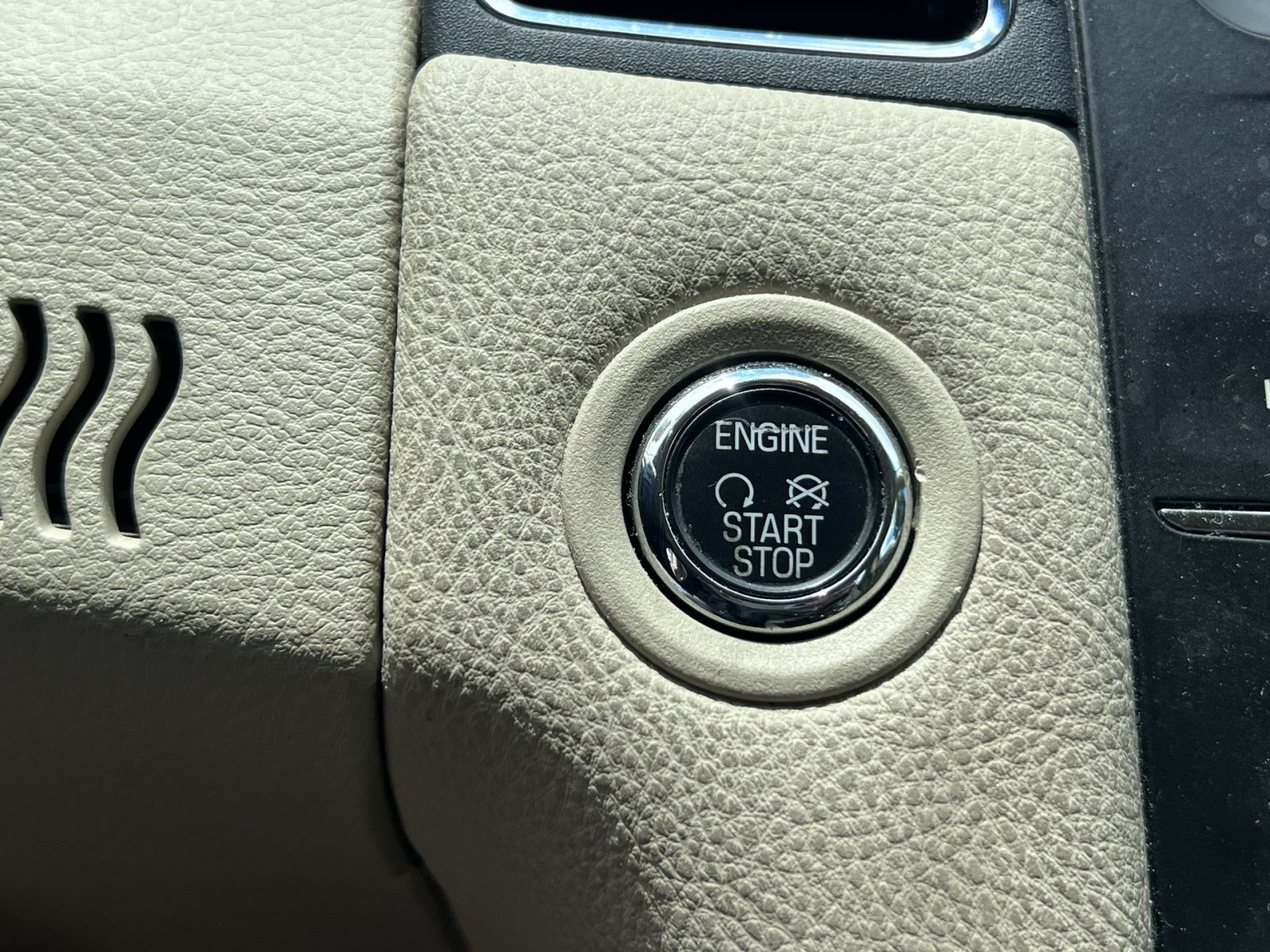 Used 2013 Ford Taurus SEL FWD image 28