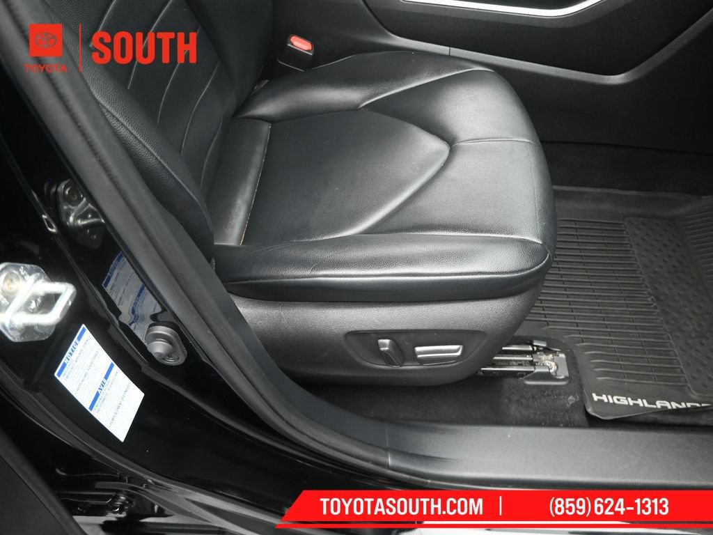 Used 2020 Toyota Highlander XLE AWD/4WD image 36