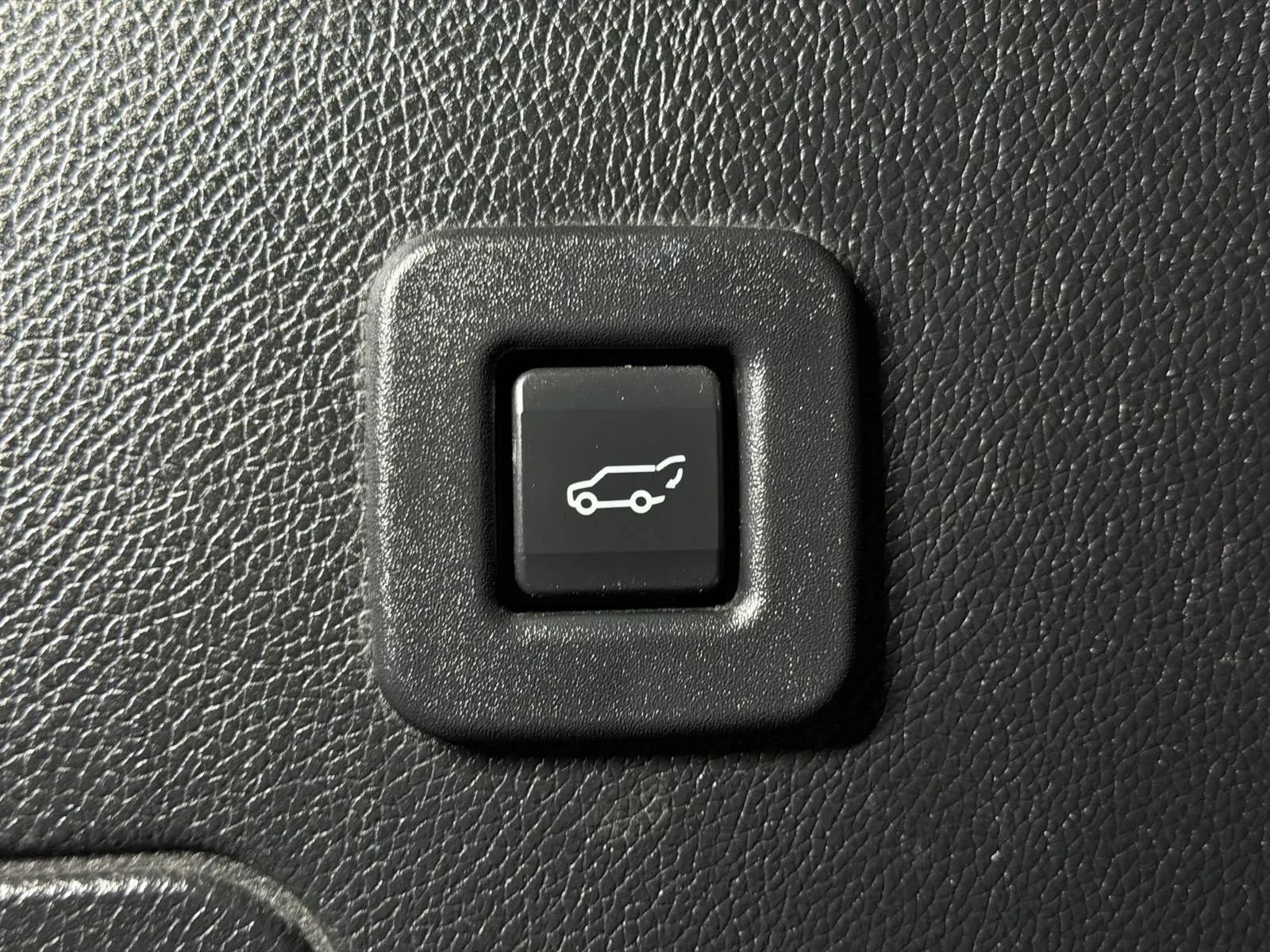 Used 2017 Lincoln Navigator L Select RWD image 16