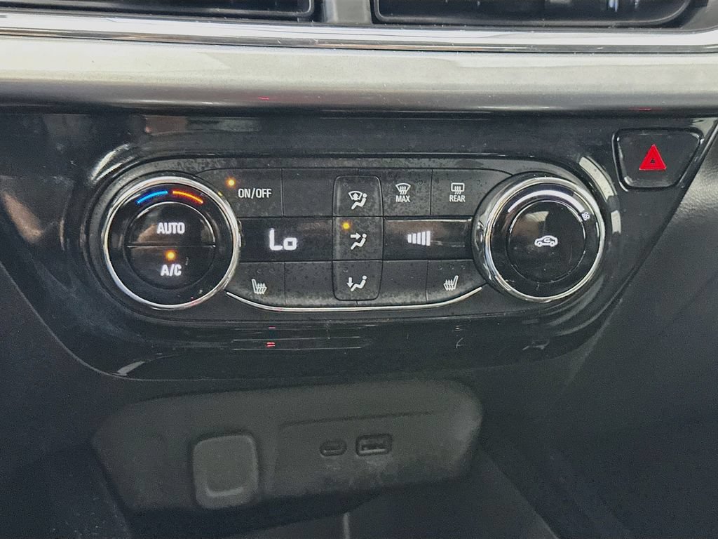 Used 2025 Chevrolet Trax LT w/ LT Convenience Package FWD image 18