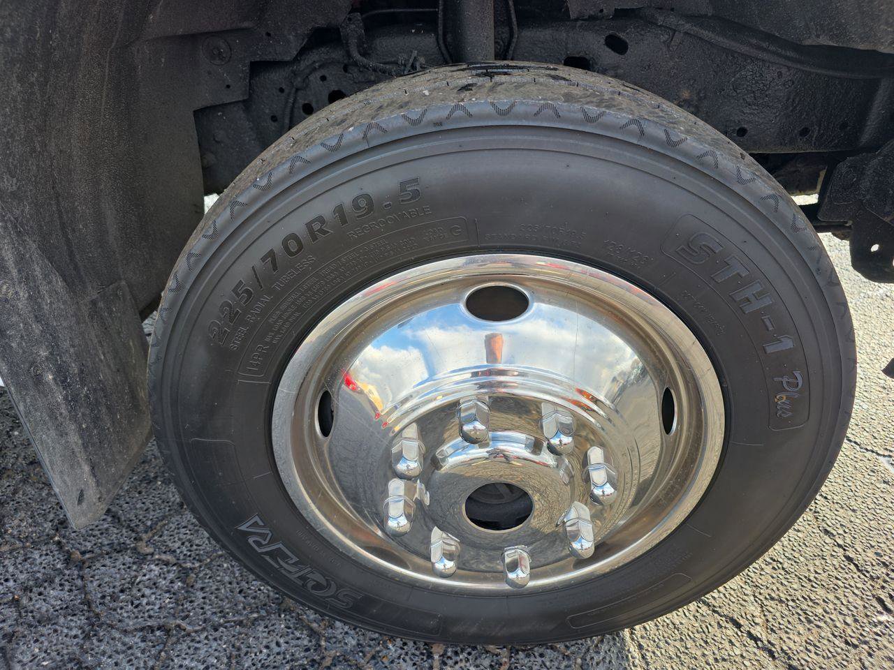 Used 2004 Ford F550 4x4 Regular Cab Super Duty image 16