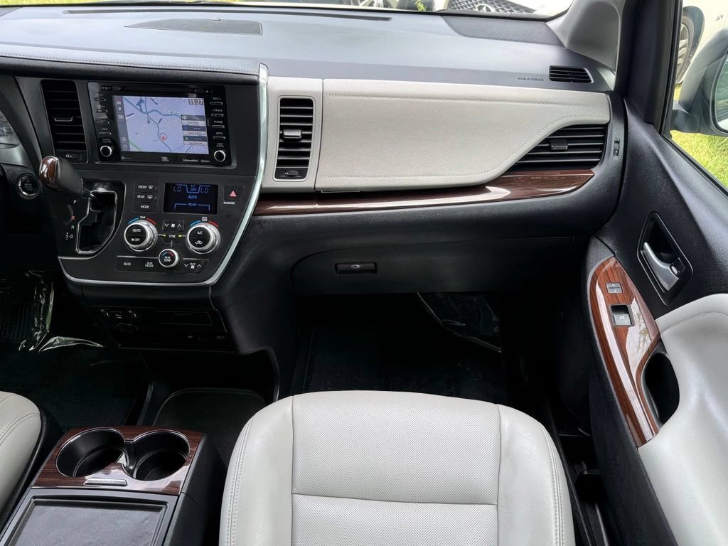 Used 2018 Toyota Sienna Limited Premium FWD image 27