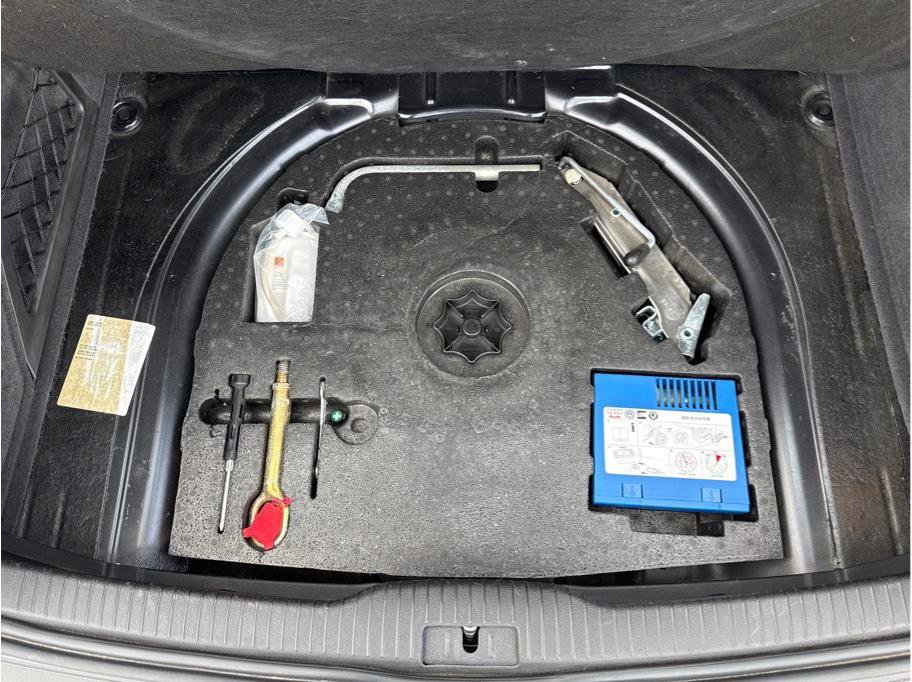 Used 2004 Volkswagen R32 AWD/4WD image 16