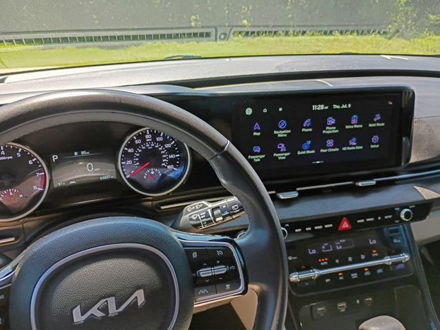 Used 2024 Kia Carnival EX FWD image 19