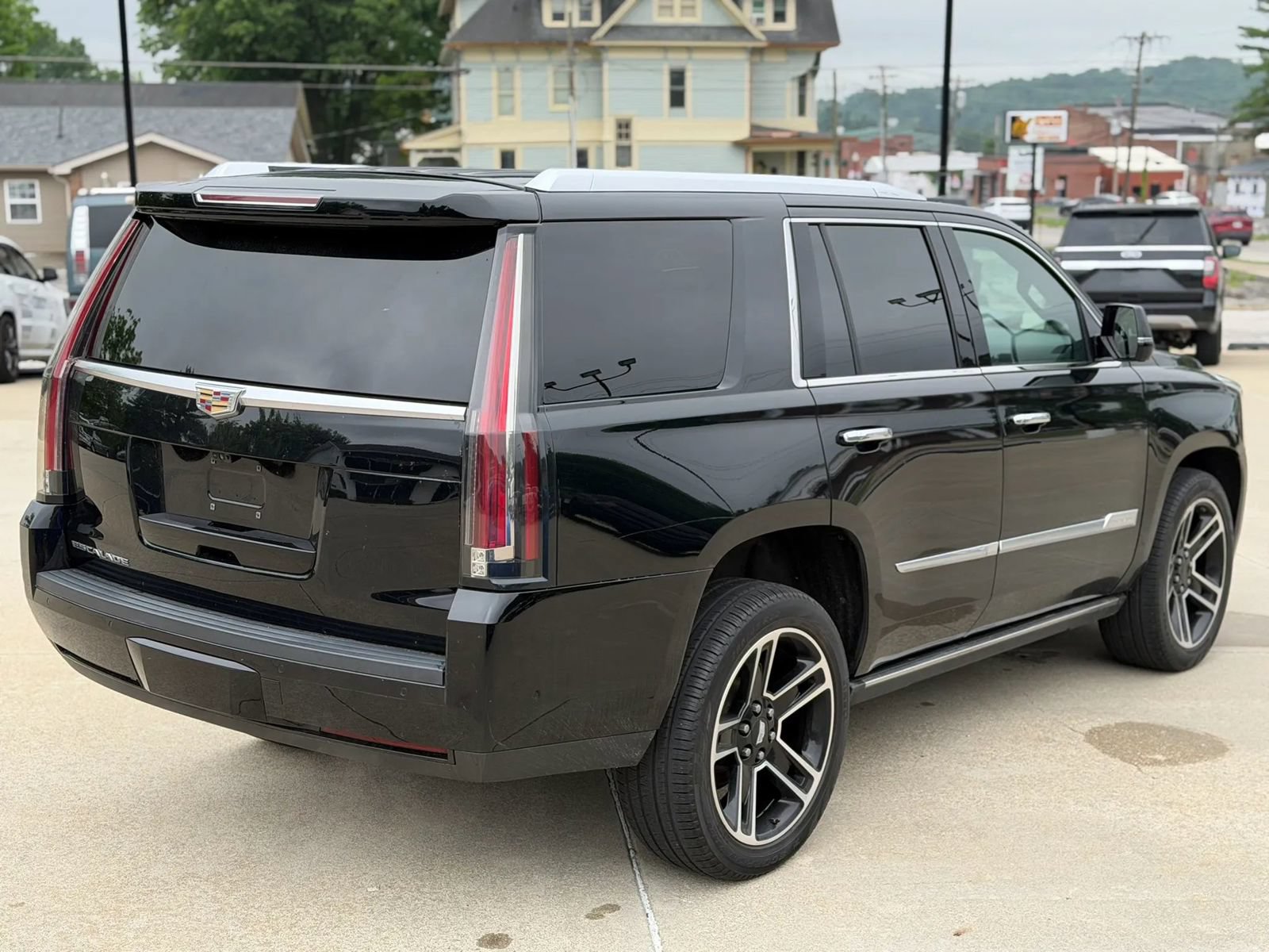Used 2019 Cadillac Escalade Platinum AWD/4WD image 2