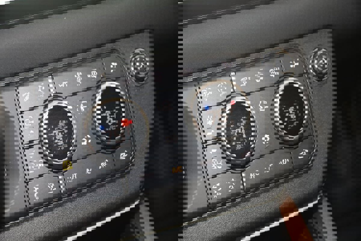 Used 2022 Land Rover Defender 110 SE image 28