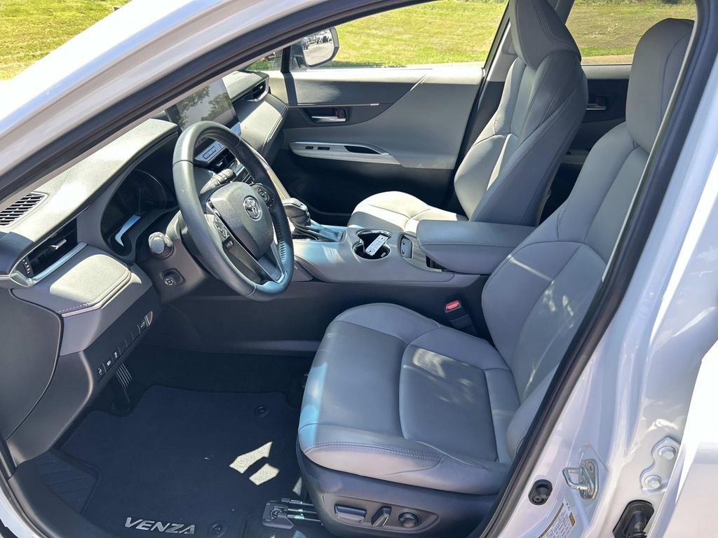 Used 2024 Toyota Venza XLE AWD/4WD image 23