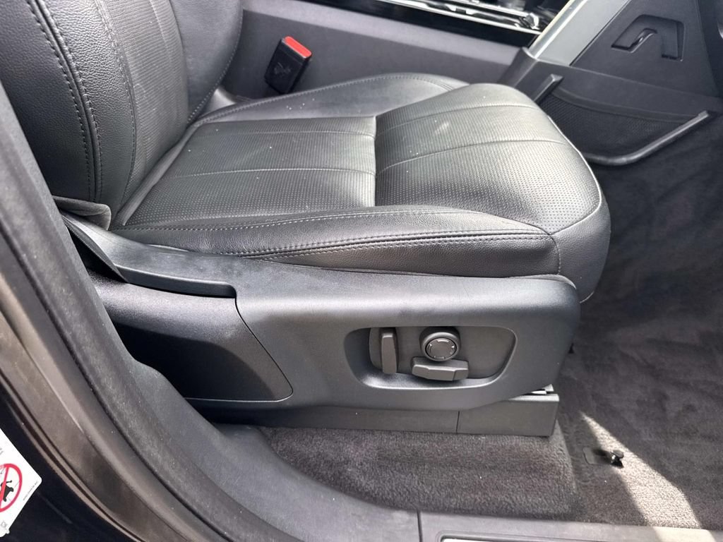 Used 2019 Land Rover Discovery HSE AWD/4WD image 14