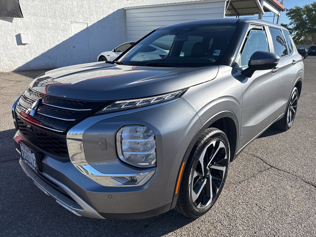Used 2023 Mitsubishi Outlander SE image 3