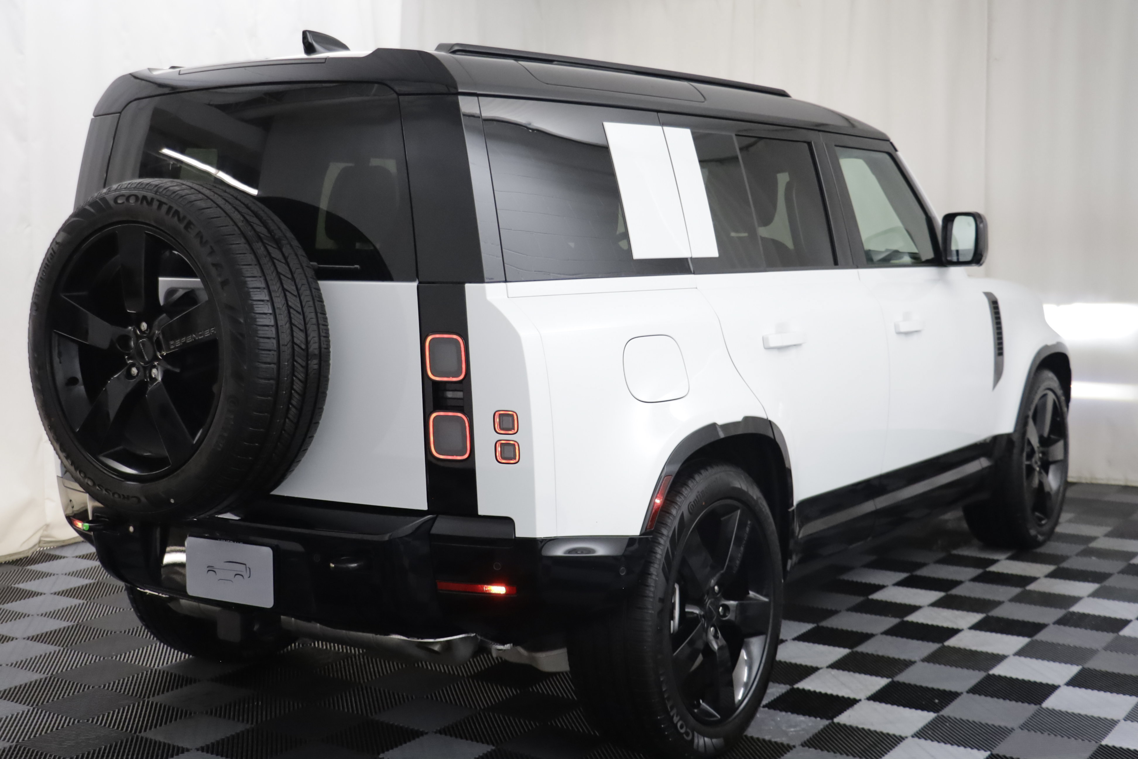 New 2026 Land Rover Defender 110 X-Dynamic SE AWD/4WD image 18