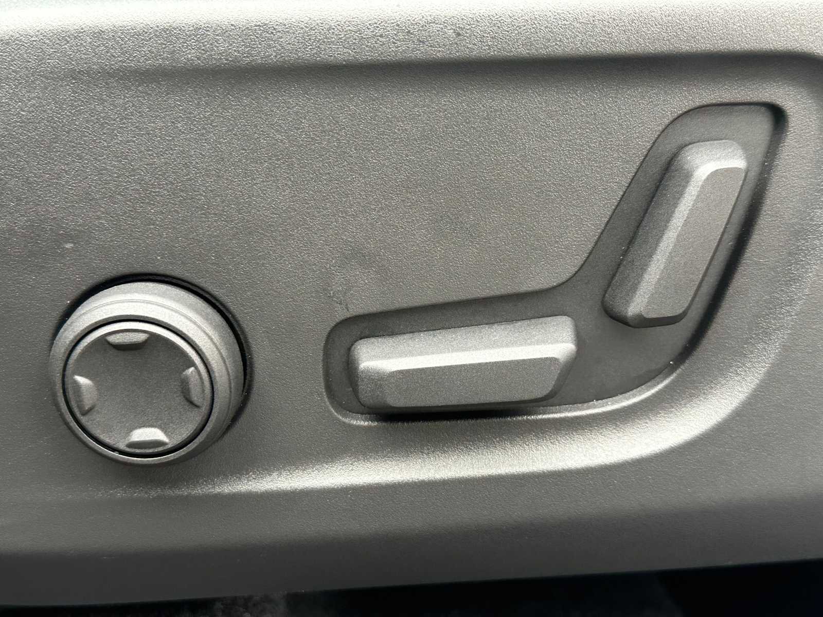 Used 2025 Volvo XC40 B5 Ultra w/ Climate Package image 21