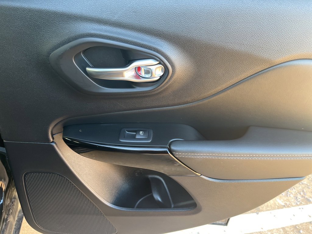 Used 2023 Jeep Cherokee Altitude Lux image 20