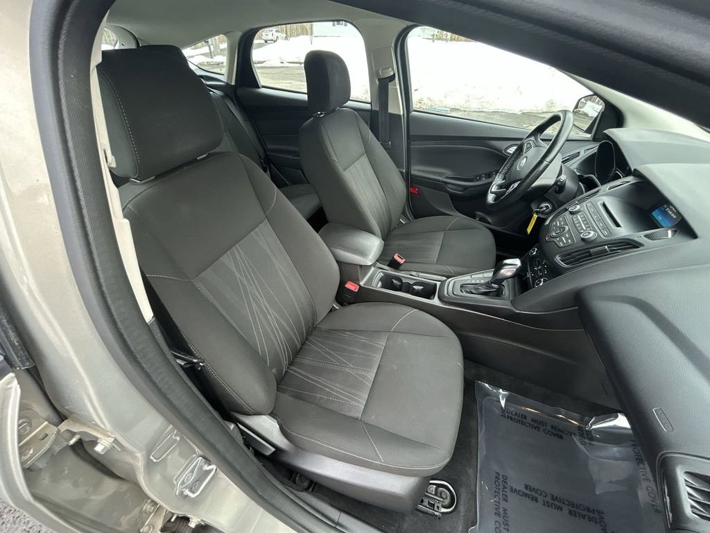 Used 2016 Ford Focus SE w/ SE Cold Weather Package image 25