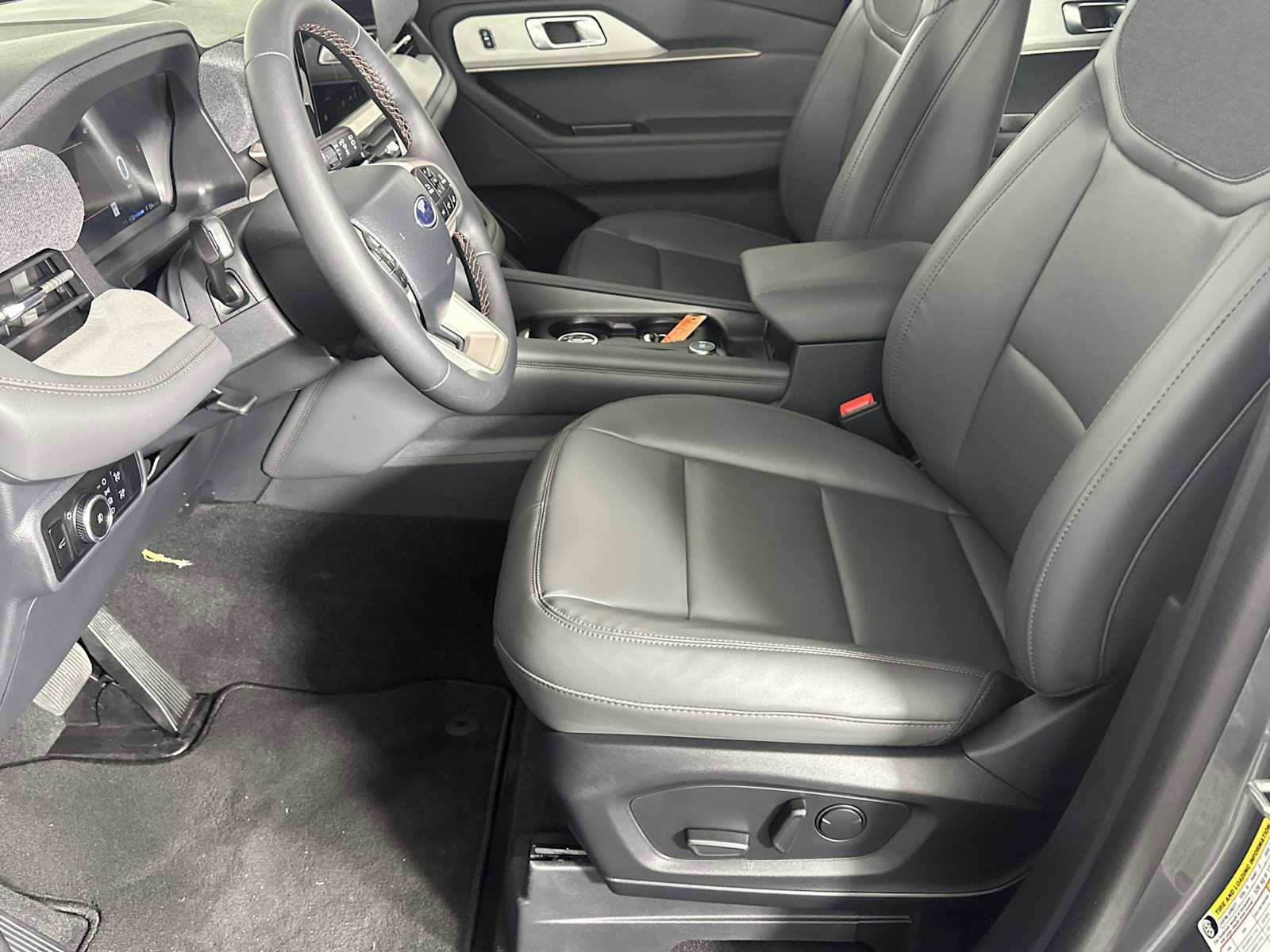 Used 2025 Ford Explorer Active w/ Active Comfort Package RWD image 8