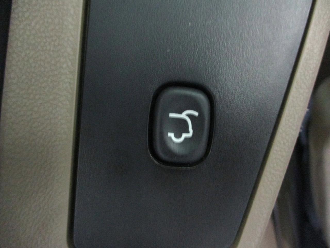 Used 2014 Chrysler Town & Country Touring image 16