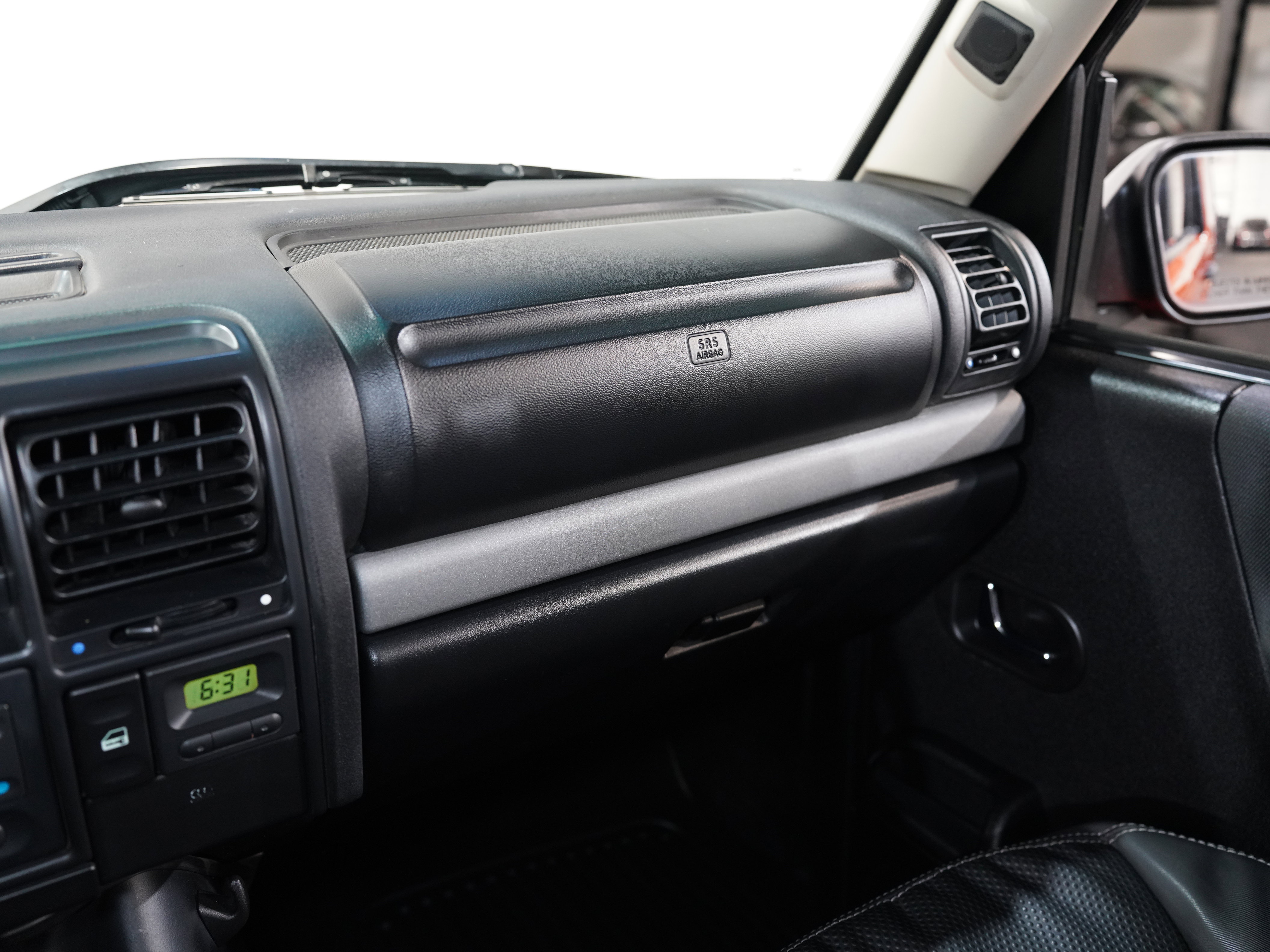 Used 2003 Land Rover Discovery S image 46