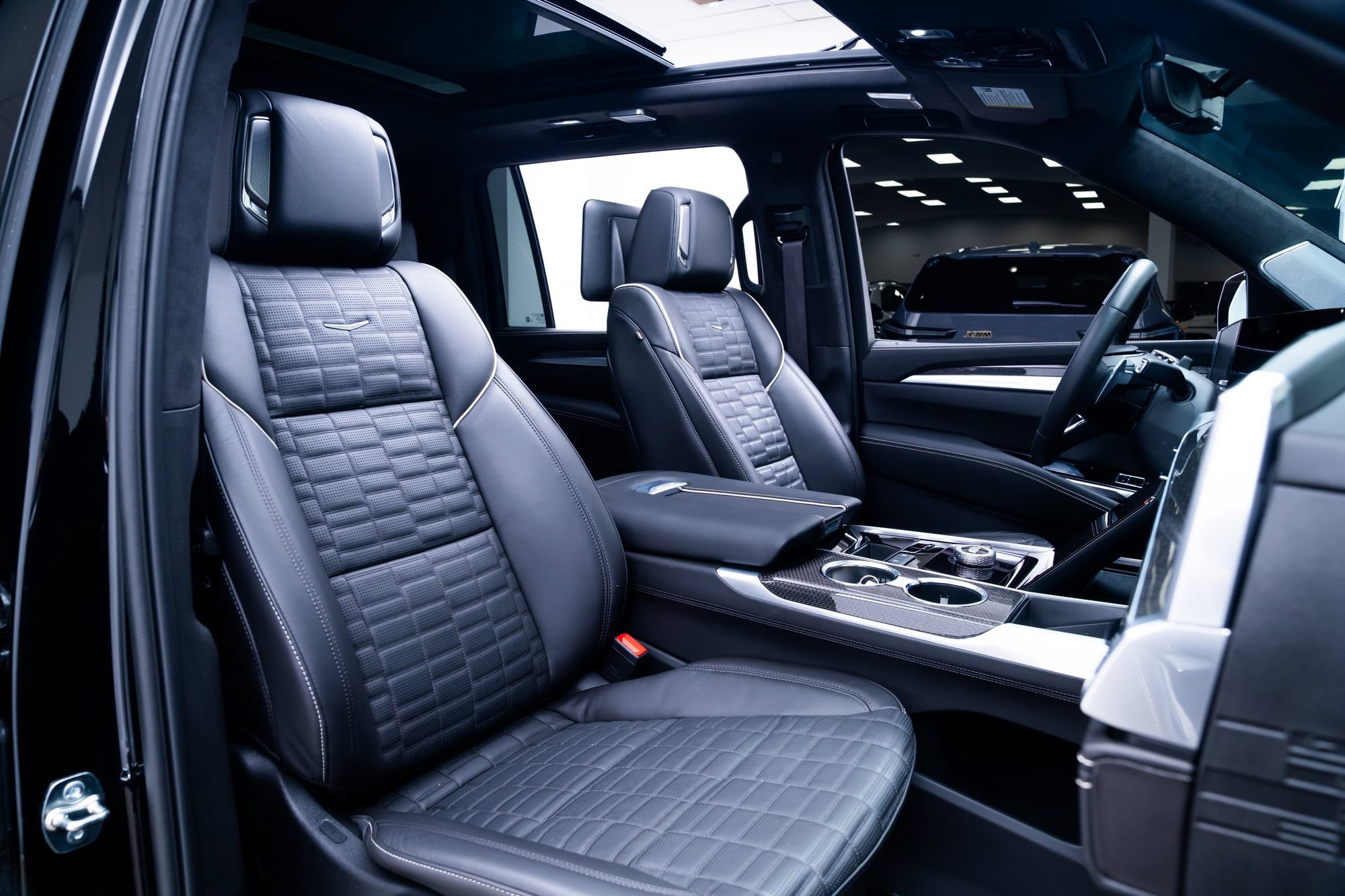 Used 2025 Cadillac Escalade ESV V AWD/4WD image 27