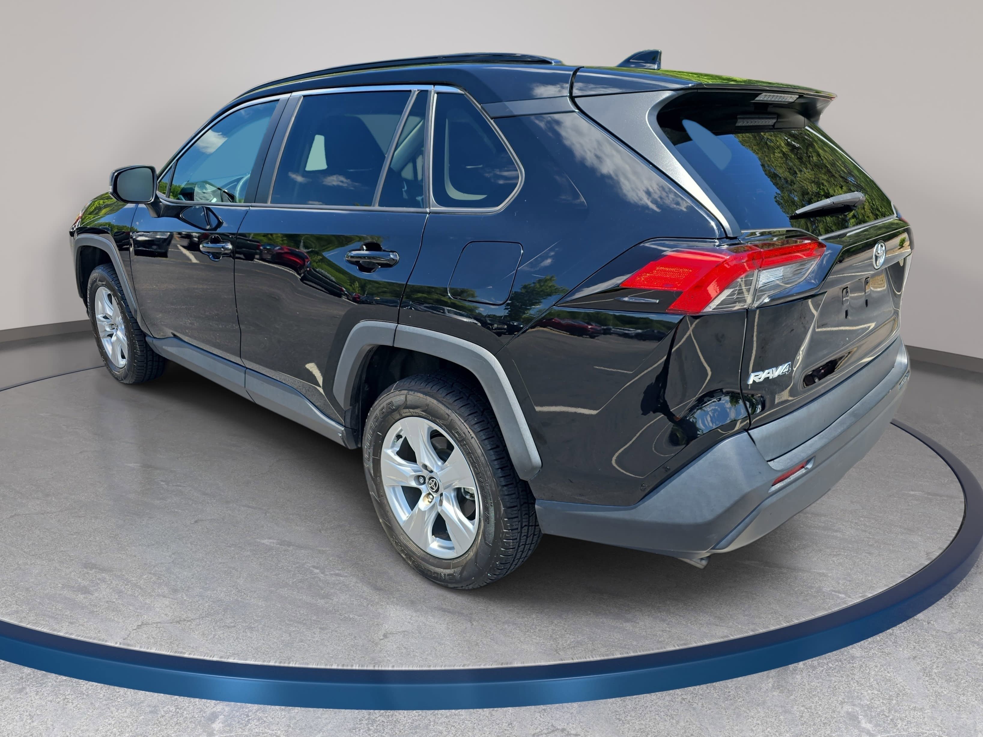Used 2021 Toyota RAV4 XLE w/ Convenience Package FWD image 7