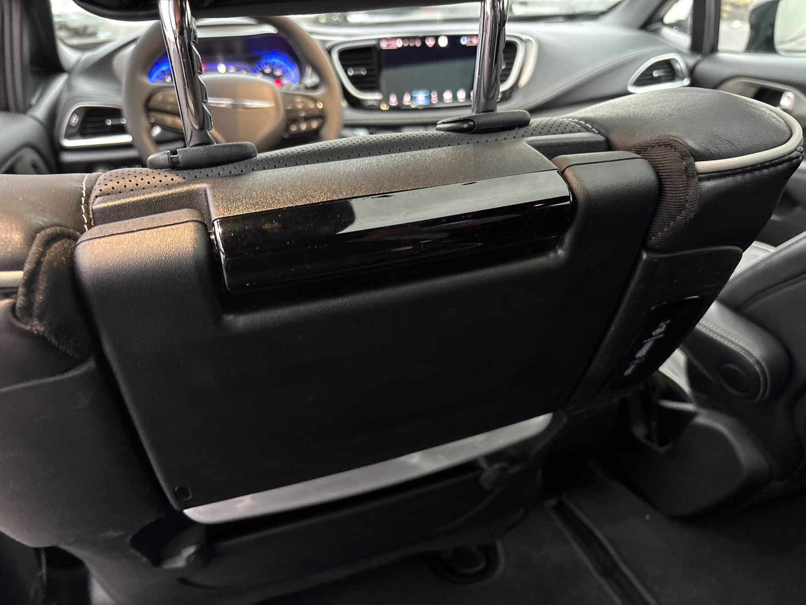 Used 2023 Chrysler Pacifica Limited w/ Uconnect Theater Family Group image 33