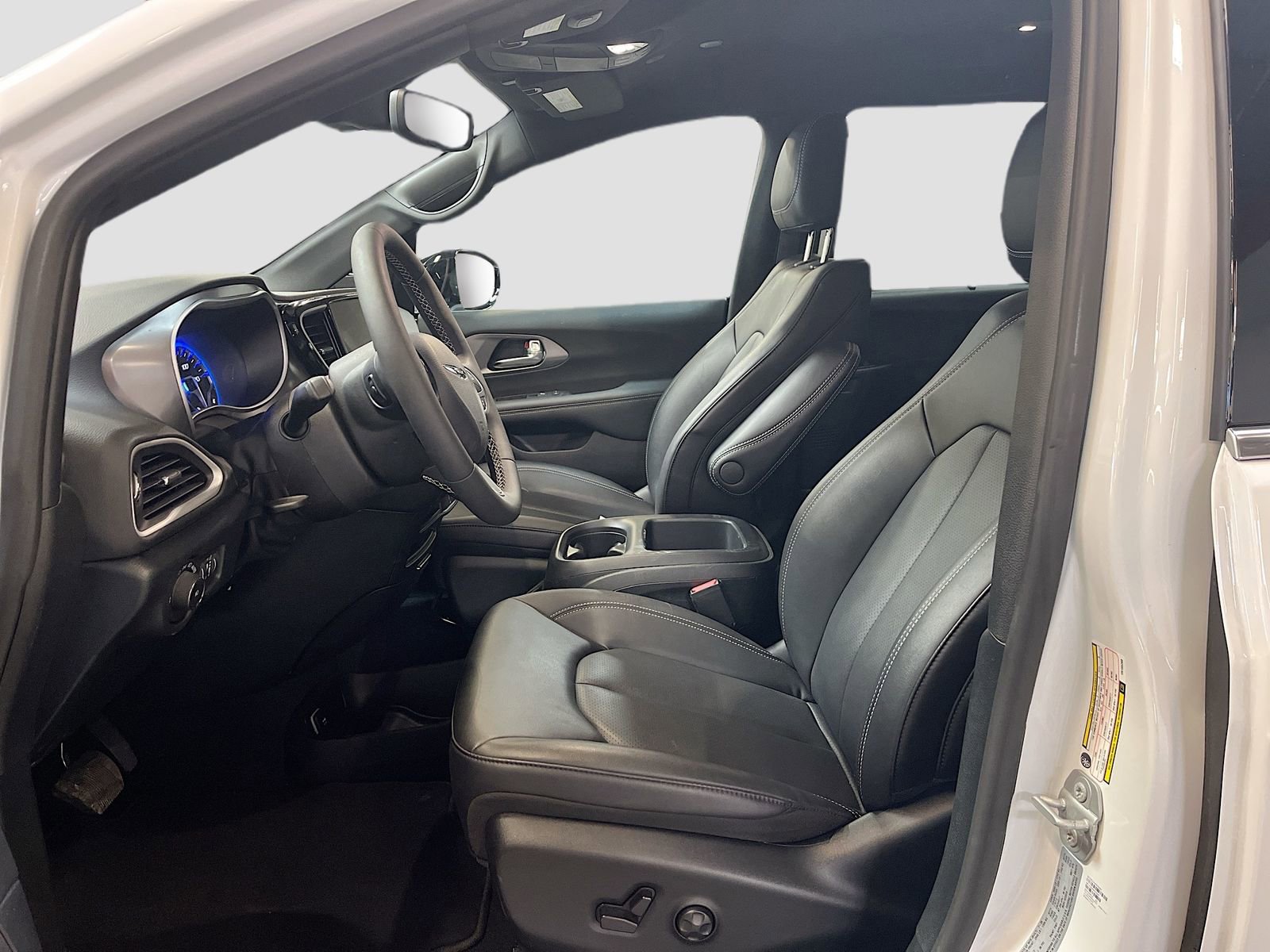 Used 2026 Chrysler Pacifica Select image 20