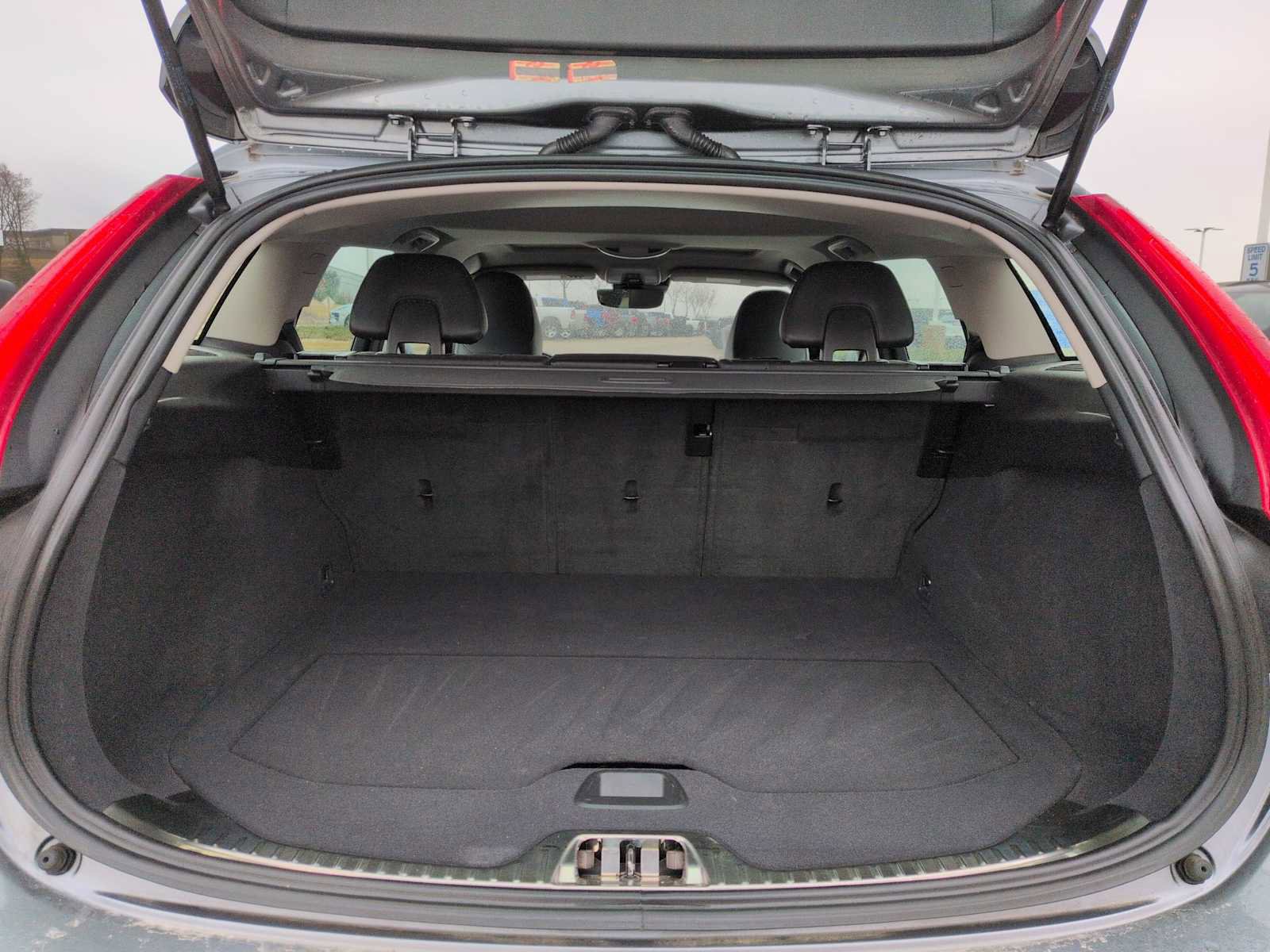Used 2017 Volvo V60 T5 Premier w/ Convenience Package image 32
