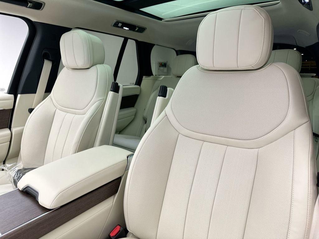 New 2025 Land Rover Range Rover SE image 9