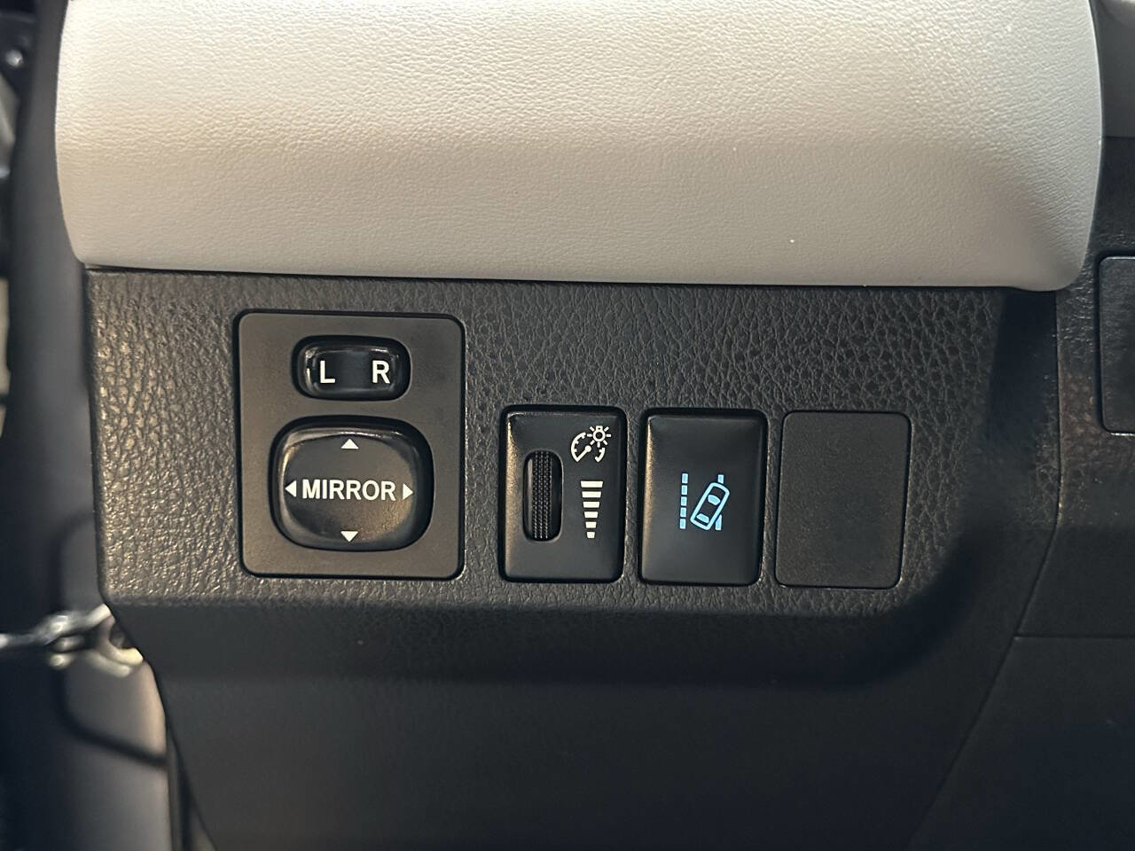 Used 2016 Toyota RAV4 Limited image 25