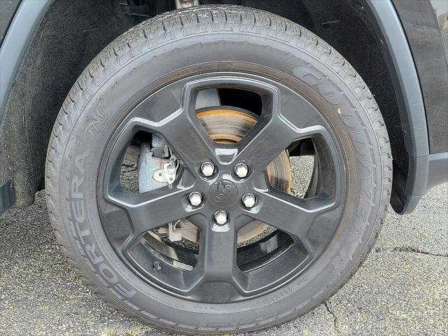 Used 2019 Jeep Grand Cherokee Laredo AWD/4WD image 27