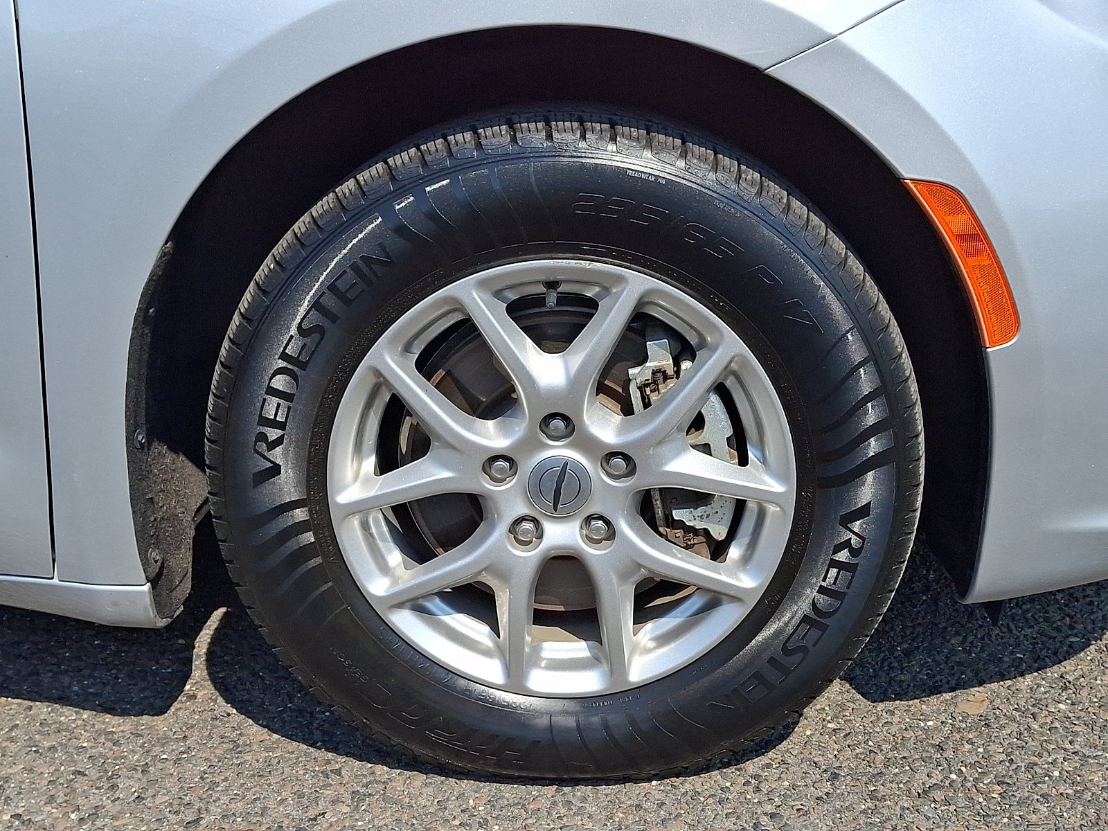 Used 2024 Chrysler Pacifica Touring-L FWD image 8