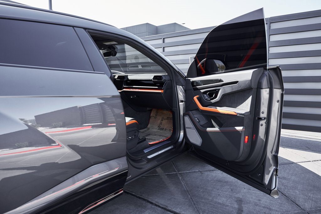 Used 2025 Lamborghini Urus SE image 27