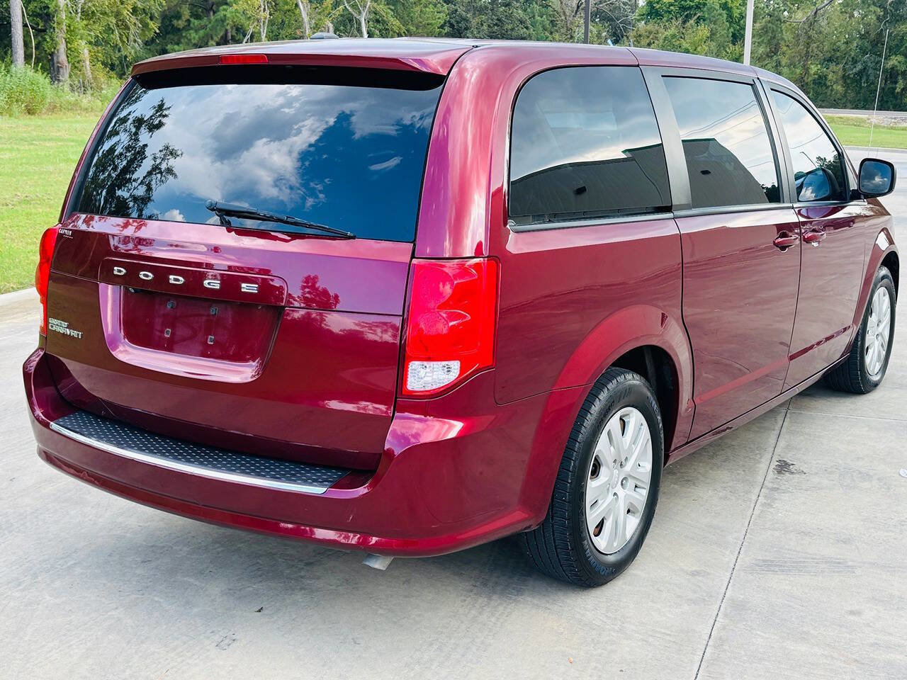 Used 2018 Dodge Grand Caravan SE w/ UConnect Hands-Free Group image 4