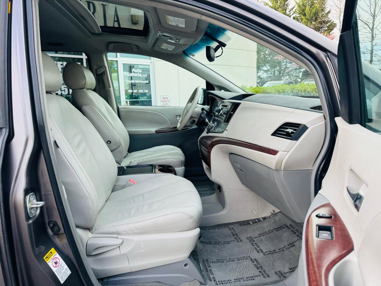 Used 2011 Toyota Sienna XLE image 26