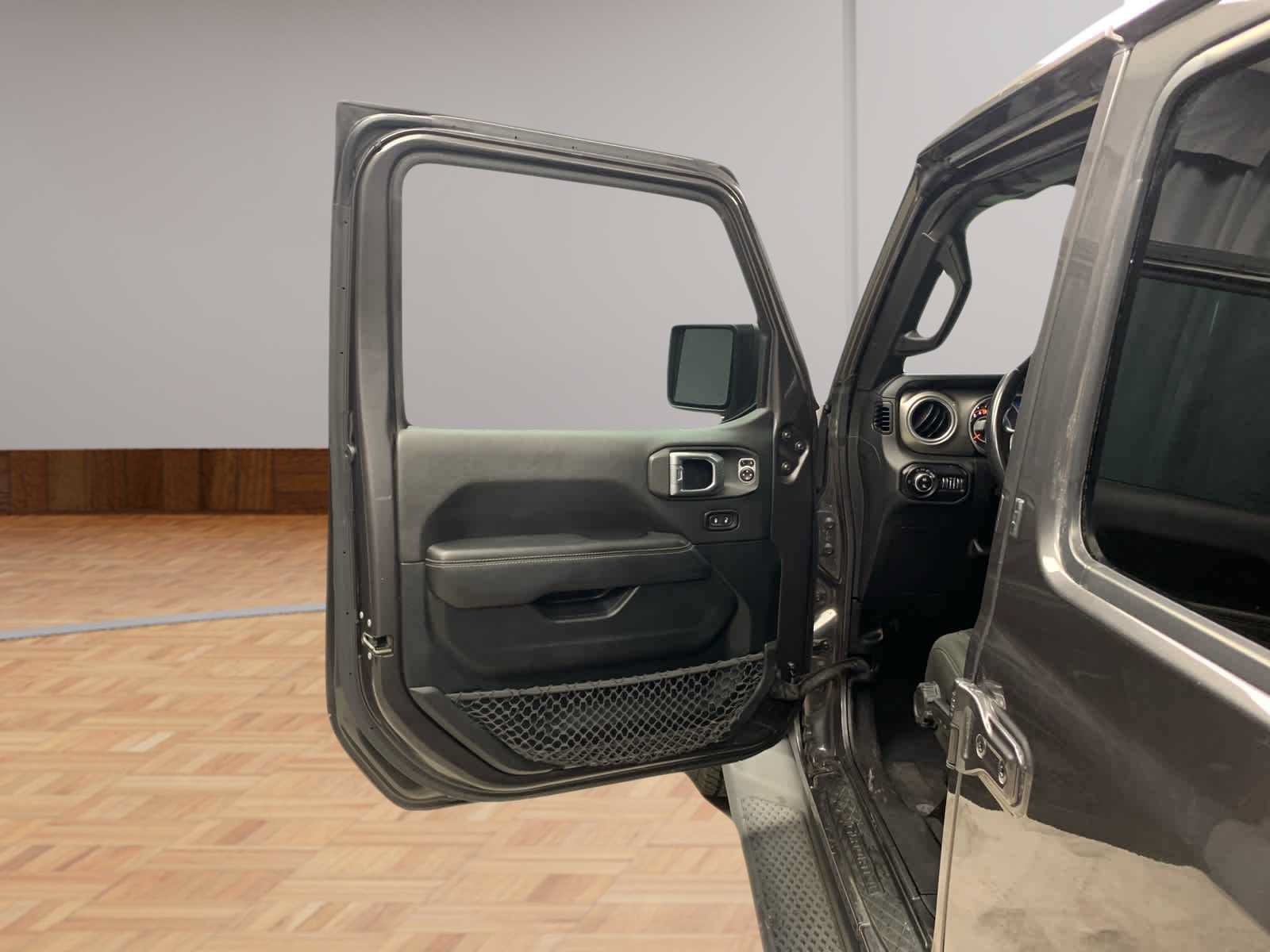 Used 2020 Jeep Gladiator Overland AWD/4WD image 9