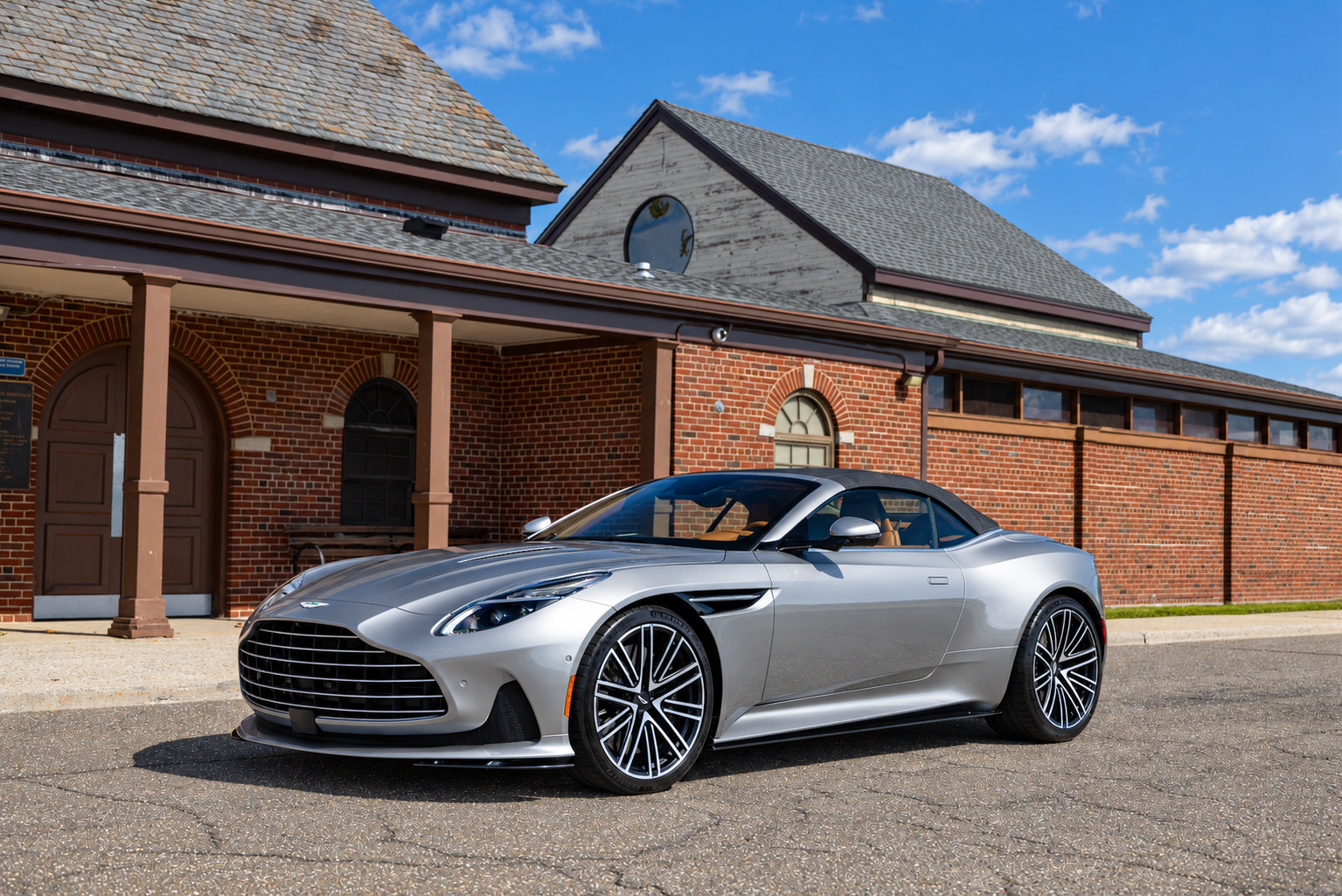 Used 2024 Aston Martin DB12 Convertible RWD image 38
