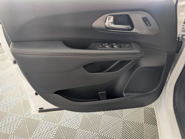 Used 2025 Chrysler Pacifica Select FWD image 10